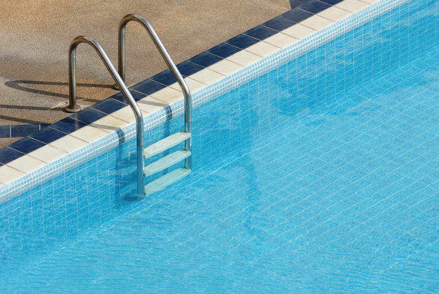 Mengenal Decking Kolam Renang, Fungsi, dan Jenis Materialnya